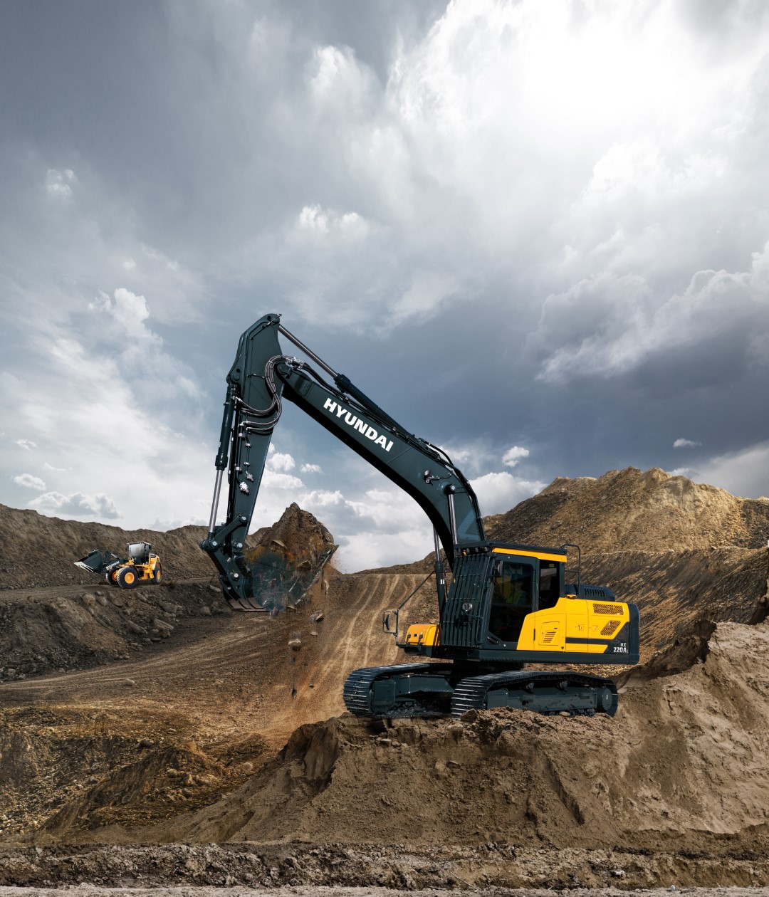 De HX220AL wordt aangedreven door een robuuste Stage V-gecertificeerde Cummins- motor met een innovatief, geïntegreerd uitlaatgasnabehandelingssysteem dat zowel de emissies als de onderhoudsvereisten vermindert. Deze levert al het vermogen dat u nodig hebt om zware werkzaamheden uit te voeren, samen met snelle nivellerings- en laadtijden van vrachtwagens en een uitstekend brandstofverbruik. Er is een reeks slimme technologieën opgenomen voor een nauwkeurig beheer van het motorvermogen en het pompdebiet. Een nieuw EPFC-systeem (Electronic Pump Flow Control) verbetert de beheersbaarheid en verlaagt de bedrijfskosten. Extra besturings- en bewakingsfuncties helpen u uw productiviteit elke dag verder te verbeteren.